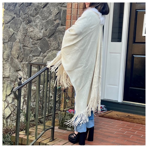 Boho chic Faux Fur Trim poncho - Picture 7 of 7